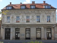 Trg Stjepana Radića 6, Kuća je građena na prijelazu 19. u 20. stoljeće s izraženim elementima stilskih oblika arhitekture klasicizma i historicizma.  Kuća je građena na prijelazu 19. u 20. stoljeće s izraženim elementima stilskih oblika arhitekture klasicizma i historicizma. Kuća je vlasništvo obitelji Gavrilović. U prizemlju se dugi niz godina nalazila mesnica, a nakon Domovinskog rata, na prvom katu nalaziose župni dvor rkt. župe sv. Lovre.